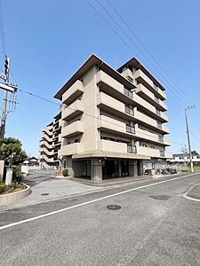外観:【一部AIモノ消し済み・現況優先】落ち着いた色合いの外観が印象的なマンションです。周辺は道幅もあり車の出入りもスムーズです。全体的にゆとりのある配置でゆったりとした雰囲気が魅力です。 外観:【一部AIモノ消し済み・現況優先】落ち着いた色合いの外観が印象的なマンションです。周辺は道幅もあり車の出入りもスムーズです。全体的にゆとりのある配置でゆったりとした雰囲気が魅力です。