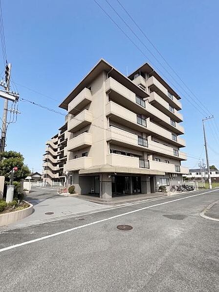 【一部AIモノ消し済み・現況優先】落ち着いた色合いの外観が印象的なマンションです。周辺は道幅もあり車の出入りもスムーズです。全体的にゆとりのある配置でゆったりとした雰囲気が魅力です。
