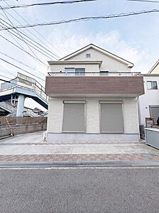外観:【一部AIモノ消し済み・実際の状況優先】シンプルで清潔感のある外観が特徴です。バルコニー部分のデザインがアクセントになっています。前面道路からのアプローチもスムーズです。 外観:【一部AIモノ消し済み・実際の状況優先】シンプルで清潔感のある外観が特徴です。バルコニー部分のデザインがアクセントになっています。前面道路からのアプローチもスムーズです。