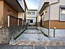 駐車場：住居に隣接した駐車場で車の出し入れもスムーズに行えます。荷物が多い日や雨の日の荷物の積み下ろしもストレスフリーに！