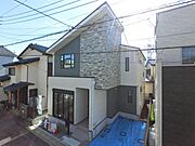 白とグレーを基調とした落ち着きと上品さを兼ね備えた外観。