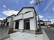 白を基調とした清潔感のある外観に、ブラックのアクセントが建物全体を引き締めます。