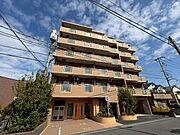 6階建てのすっきりとした外観。バルコニーに不透明ガラスを採用し、外からの視線を気にせず室内まで光が届く明るい設計です。