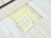 キッチン付近に設けた床下収納庫。ストック食材や普段使いの少ない調理器具などを収納でき、キッチン周辺を整理整頓しやすくするための収納設計の一つです。