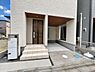 その他：玄関と駐車場を隣に配置し、壁で囲まれたアプローチ。雨の日の乗り降りや荷物の運搬もスムーズに行いやすい動線です。