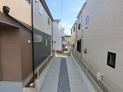 外観:道路から少し奥まった場所にあるこのお家。家族のプライバシーと安全をしっかり守ってくれる隠れ家のような特別な空間です。 外観:道路から少し奥まった場所にあるこのお家。家族のプライバシーと安全をしっかり守ってくれる隠れ家のような特別な空間です。