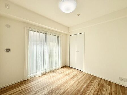 【寝室5.2帖】落ち着いて過ごせるプライベート空間。寝室としてはもちろん、書斎やワークスペースなどにも活用できそうです。