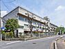 周辺：両新田小学校まで700m、両新田小学校700m(徒歩10分）