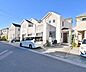その他：この住宅街は静かで落ち着いた雰囲気が魅力です。周囲に自然が多く快適な生活環境が広がっています。駐車スペースも十分に確保されており利便性が高い物件です。