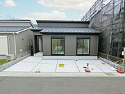 黒を基調とした外観が印象的。洗練されたデザインの平屋住宅です。大きな窓が採光にも配慮されたデザインとなっています。前面スペースもゆとりがあり幅広い用途に対応しやすいです。