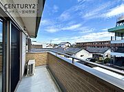 南向きのバルコニーは遮るものが無く、晴れた日にはお布団を干すこともできます。