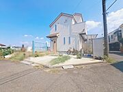 周辺の街並みの中で適度な主張、生活に溶け込むシンプルなデザインの外観が魅力の一戸建です。 