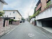 安心して暮らすことのできる住宅街。　住宅地の道路は一般に交通量が少なく車などの騒音が少ないため、住民にとって静かな生活環境が提供されます。 