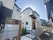 周辺の街並みの中で適度な主張、生活に溶け込むシンプルなデザインの外観が魅力の一戸建です。 