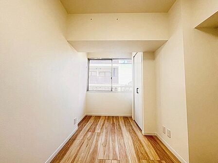 洋室はモダンなデザインと機能性を備え、快適な生活空間に。明るい窓から差し込む自然光が広々とした空間をさらに明るく開放的に感じさせます。