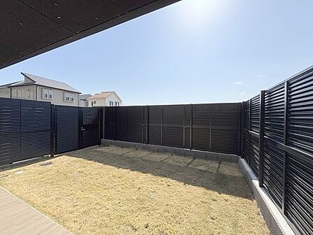 リビングからつながる専用のお庭はプライベート感満載です。