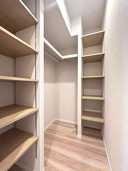 沢山のお洋服などを収納できそうなウォークインクローゼット。