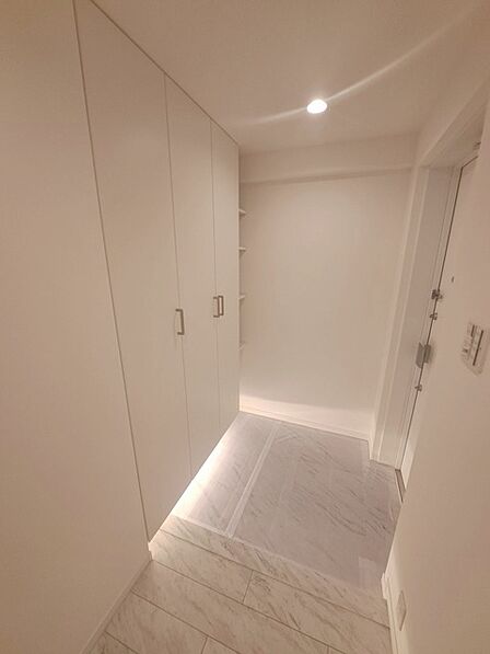 玄関は家の第一印象を左右する重要な場所。ほどよい広さとスタイリッシュな色遣いが印象的です。