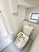 階段下を有効活用したトイレスペース。 便座はもちろんウォシュレット。  