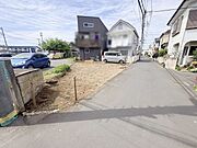 安心して暮らすことのできる住宅街。　住宅地の道路は一般に交通量が少なく車などの騒音が少ないため、住民にとって静かな生活環境が提供されます。 