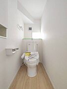 トイレにはウォシュレット機能を標準装備。 