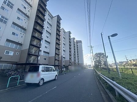 街並みに調和するシンプルで端正な佇まい。永く住み継がれてきた安心感のある落ち着いた景観です。 