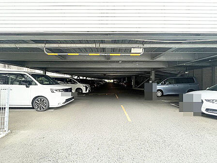 各住戸に1台分の平置き駐車場が確保されています