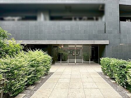 周辺の街並みの中で適度な主張、生活に溶け込むシンプルなデザインの外観が魅力の建物です。