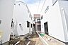 外観：周辺の街並みの中で適度な主張、生活に溶け込むシンプルなデザインの外観が魅力の一戸建です。 