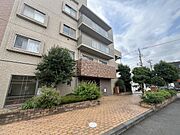 周辺の街並みの中で適度な主張、生活に溶け込むシンプルなデザインの外観が魅力のマンションです。 