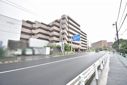 周辺の街並みの中で適度な主張、生活に溶け込むシンプルなデザインの外観が魅力のマンションです。