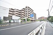 周辺の街並みの中で適度な主張、生活に溶け込むシンプルなデザインの外観が魅力のマンションです。 