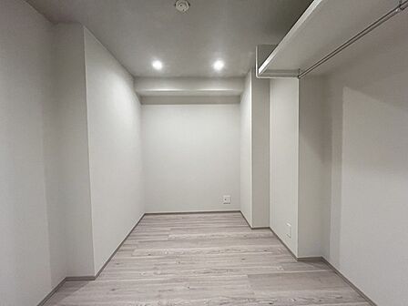 洋室はモダンなデザインと機能性を備え、快適な生活空間に。明るい窓から差し込む自然光が広々とした空間をさらに明るく開放的に感じさせます。