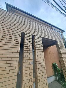 外観:周辺の街並みの中で適度な主張、生活に溶け込むシンプルなデザインの外観が魅力の一戸建です。 外観:周辺の街並みの中で適度な主張、生活に溶け込むシンプルなデザインの外観が魅力の一戸建です。