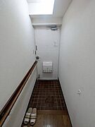 玄関は家の第一印象を左右する重要な場所。ほどよい広さとスタイリッシュな色遣いが印象的です。 