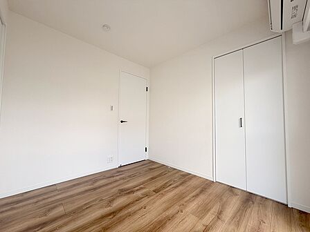 洋室はモダンなデザインと機能性を備え、快適な生活空間に。明るい窓から差し込む自然光が広々とした空間をさらに明るく開放的に感じさせます。