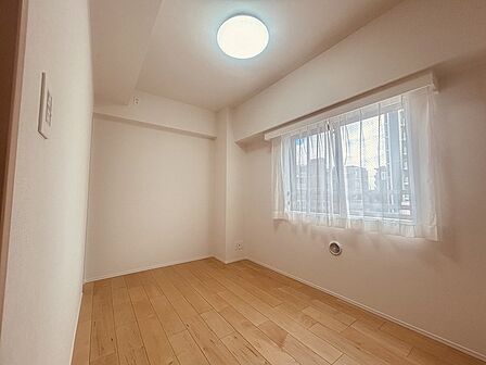 洋室はモダンなデザインと機能性を備え、快適な生活空間に。明るい窓から差し込む自然光が広々とした空間をさらに明るく開放的に感じさせます。