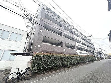 周辺の街並みの中で適度な主張、生活に溶け込むシンプルなデザインの外観が魅力のマンションです。