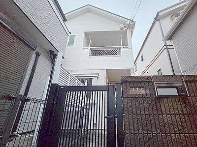 外観：周辺の街並みの中で適度な主張、生活に溶け込むシンプルなデザインの外観が魅力の一戸建です。