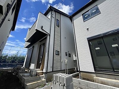外観：周辺の街並みの中で適度な主張、生活に溶け込むシンプルなデザインの外観が魅力の一戸建です。 