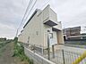 外観：周辺の街並みの中で適度な主張、生活に溶け込むシンプルなデザインの外観が魅力の一戸建です。 