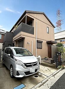 外観:街並みに調和する落ち着いた色合いの外観は、住まう方の日常を穏やかに包み込み、日々の帰宅が楽しみになるような心地よい佇まいが印象的な一邸です 外観:街並みに調和する落ち着いた色合いの外観は、住まう方の日常を穏やかに包み込み、日々の帰宅が楽しみになるような心地よい佇まいが印象的な一邸です