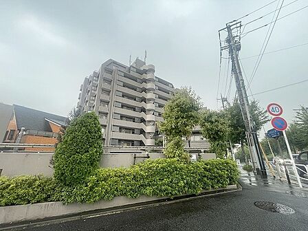 自然に恵まれた豊かな緑と美しいロケーションが特徴です。穏やかな暮らしやリラックスした健康的な生活が送れそう。日々の喧騒から離れ、自然に囲まれた癒しの場所はいかがでしょうか。