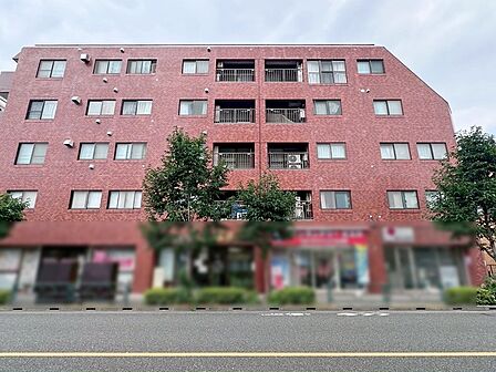 重厚なレンガ調のタイルが洗練された印象を与え、街並みに落ち着いた表情を添えています。