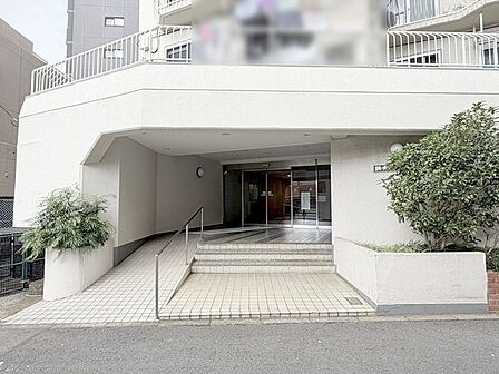 街並みに溶け込む清潔感のあるデザインが安心感をもたらします。