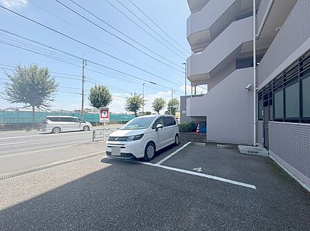 周辺の街並みの中で適度な主張、生活に溶け込むシンプルなデザインの外観が魅力の建物です。