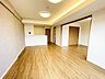 リビング/ダイニング：家族が一番集まる場所だから広々としつつも素敵な空間であって欲しい。みんながくつろぐリビングからキッチンまでが一つの空間のように繋がる間取り。 
