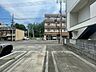 外観：利便性と快適性を両立した立地。ショッピングやレストラン、公共交通機関へのアクセスが良好でありながら、周囲の緑豊かな自然環境も満喫できます。  