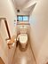 トイレ：階段下を有効活用したトイレスペース。 便座はもちろんウォシュレット。  