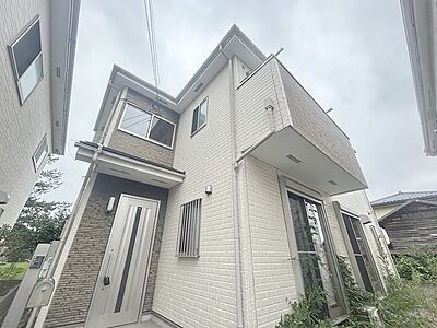 外観:周辺の街並みの中で適度な主張、生活に溶け込むシンプルなデザインの外観が魅力の一戸建です。 外観:周辺の街並みの中で適度な主張、生活に溶け込むシンプルなデザインの外観が魅力の一戸建です。